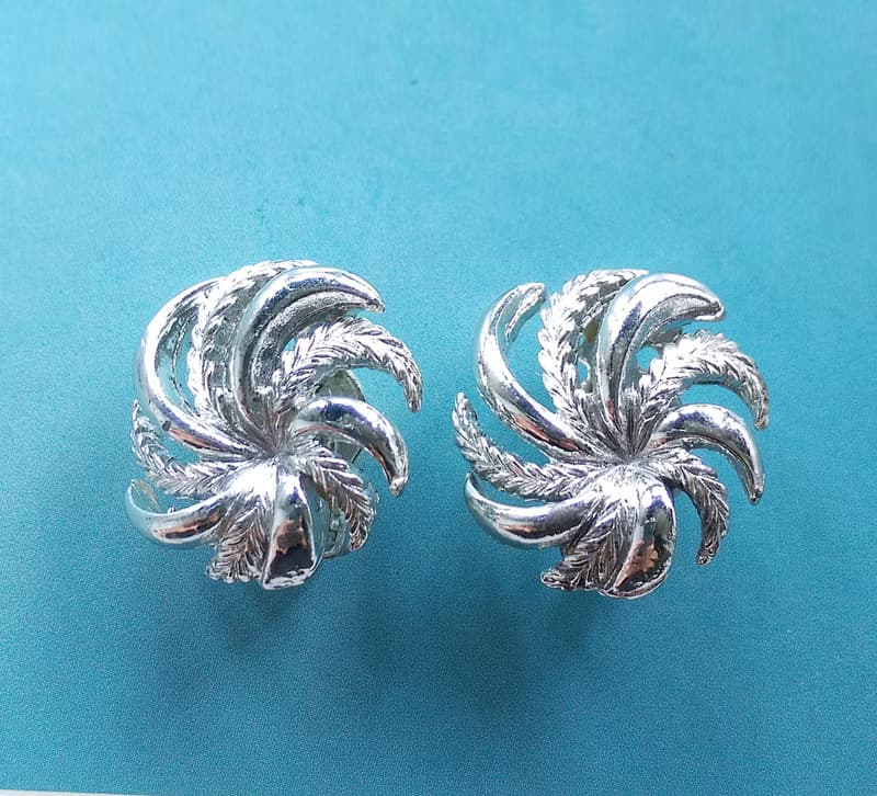 Vintage Jewelry 西洋古董飾品 LISNER 銀色調 炫風 夾式耳環