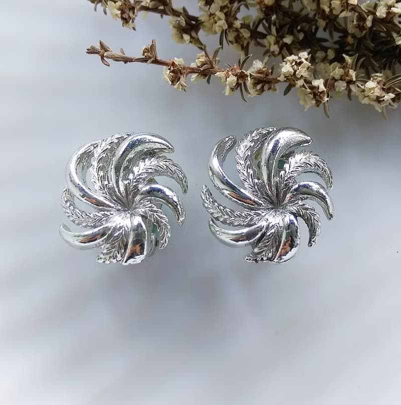 Vintage Jewelry 西洋古董飾品 LISNER 銀色調 炫風 夾式耳環