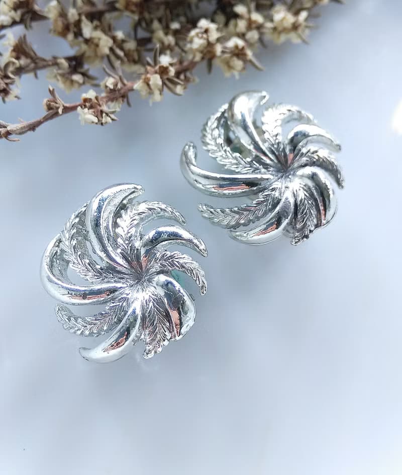 Vintage Jewelry 西洋古董飾品 LISNER 銀色調 炫風 夾式耳環