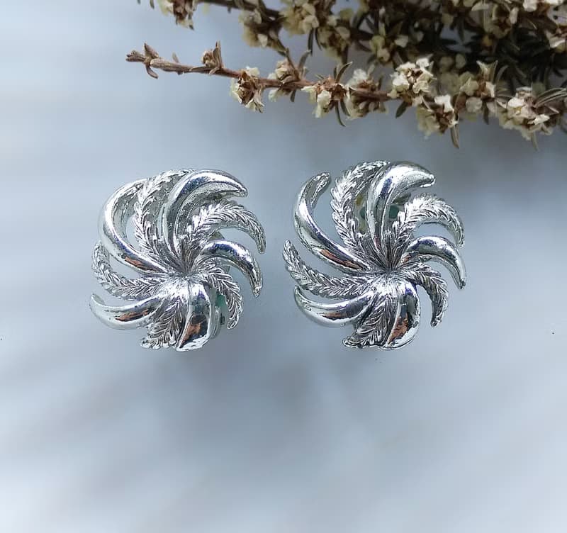 Vintage Jewelry 西洋古董飾品 LISNER 銀色調 炫風 夾式耳環