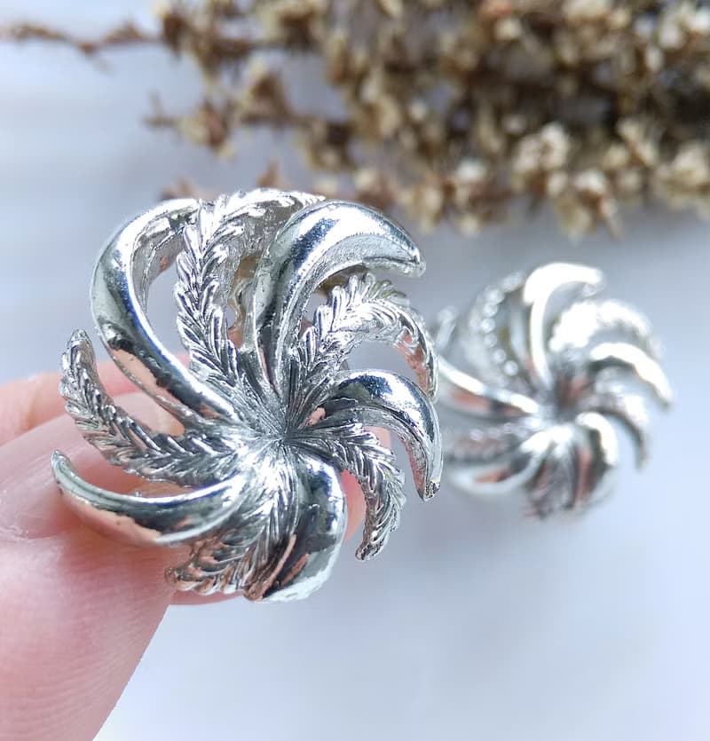 Vintage Jewelry 西洋古董飾品 LISNER 銀色調 炫風 夾式耳環
