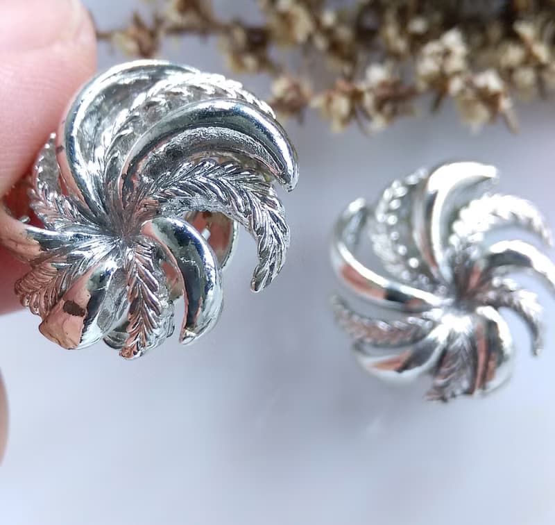Vintage Jewelry 西洋古董飾品 LISNER 銀色調 炫風 夾式耳環