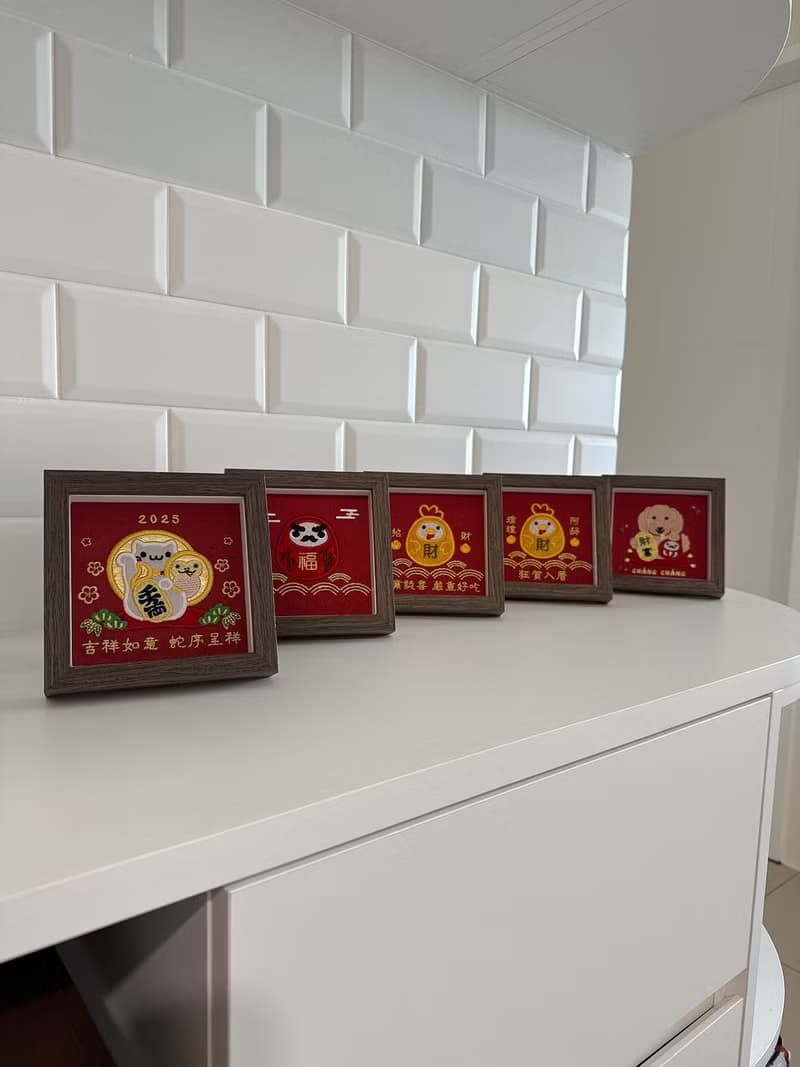 【財富自由】奶油 臘腸狗 刺繡畫|實木框|腸來富貴