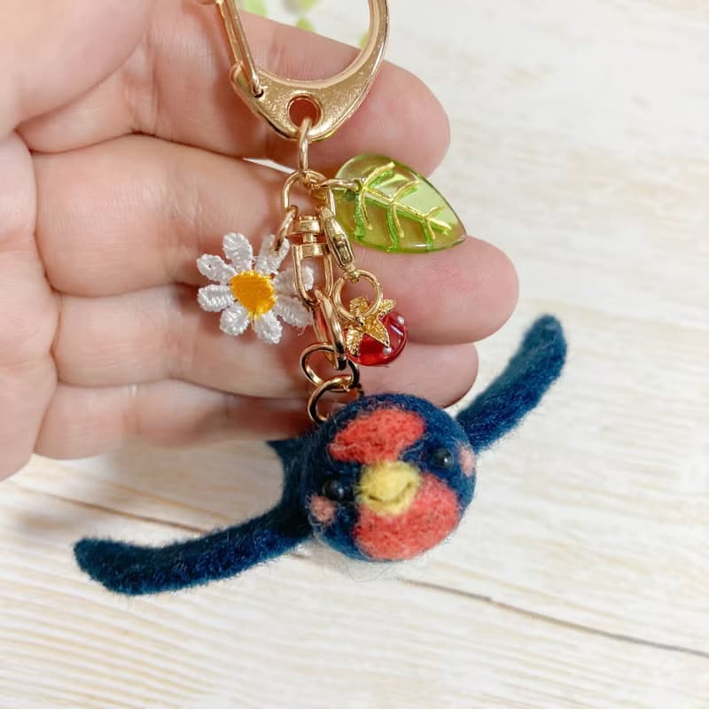 空飛ぶツバメさん 日本の野鳥 羊毛フェルト オリジナルマスコットキーホルダー とり トリ つばめ 燕 燕子 人形 ドール 春 いちご 苺 小鳥 バッグチャーム