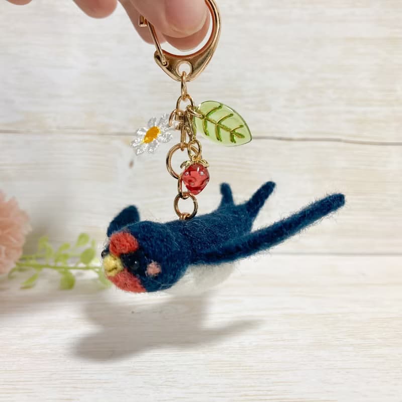 空飛ぶツバメさん 日本の野鳥 羊毛フェルト オリジナルマスコットキーホルダー とり トリ つばめ 燕 燕子 人形 ドール 春 いちご 苺 小鳥 バッグチャーム