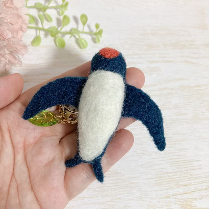 空飛ぶツバメさん 日本の野鳥 羊毛フェルト オリジナルマスコットキーホルダー とり トリ つばめ 燕 燕子 人形 ドール 春 いちご 苺 小鳥 バッグチャーム