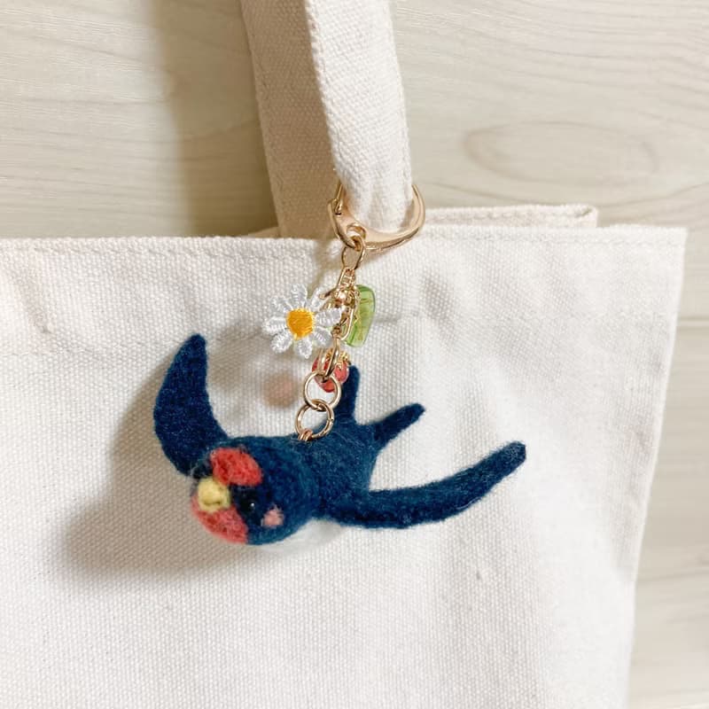 空飛ぶツバメさん 日本の野鳥 羊毛フェルト オリジナルマスコットキーホルダー とり トリ つばめ 燕 燕子 人形 ドール 春 いちご 苺 小鳥 バッグチャーム