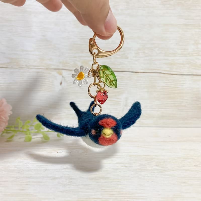 空飛ぶツバメさん 日本の野鳥 羊毛フェルト オリジナルマスコットキーホルダー とり トリ つばめ 燕 燕子 人形 ドール 春 いちご 苺 小鳥 バッグチャーム