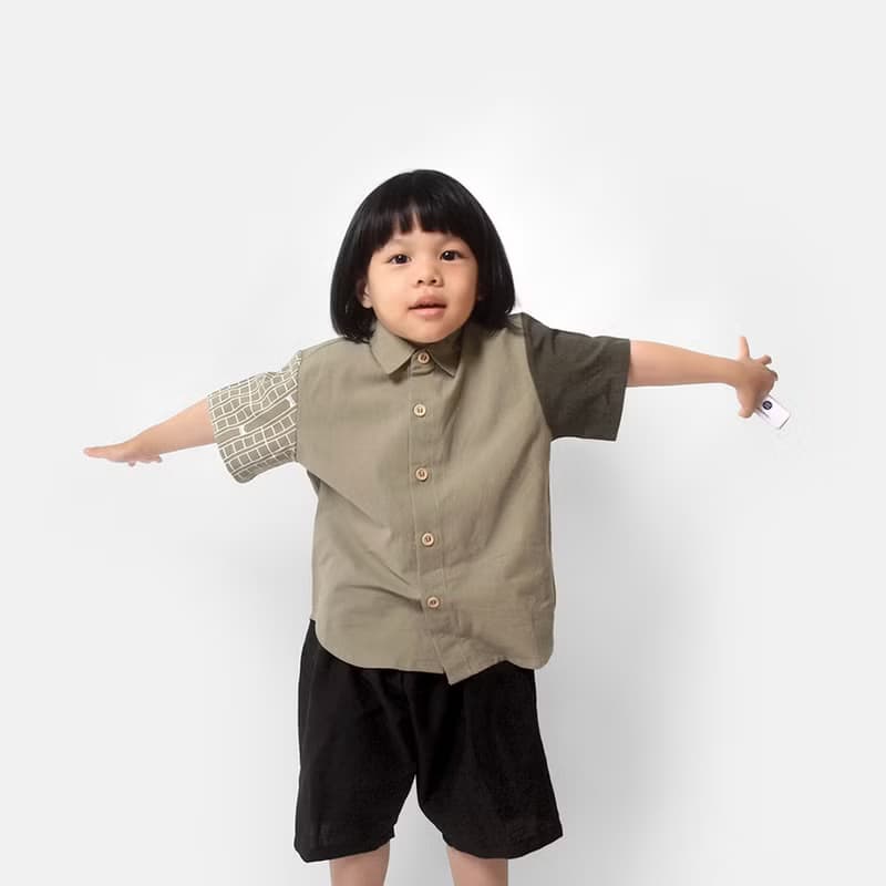 【童裝】稿紙印花拼接短袖襯衫-奶茶色