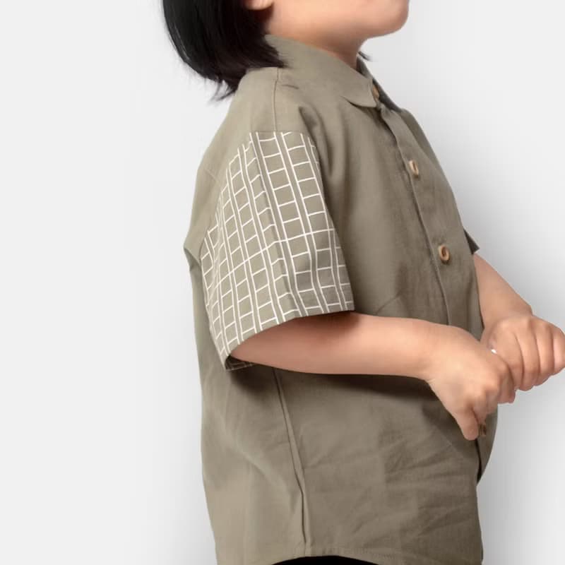 【童裝】稿紙印花拼接短袖襯衫-奶茶色