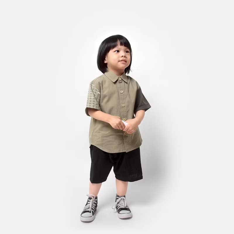 【童裝】稿紙印花拼接短袖襯衫-奶茶色