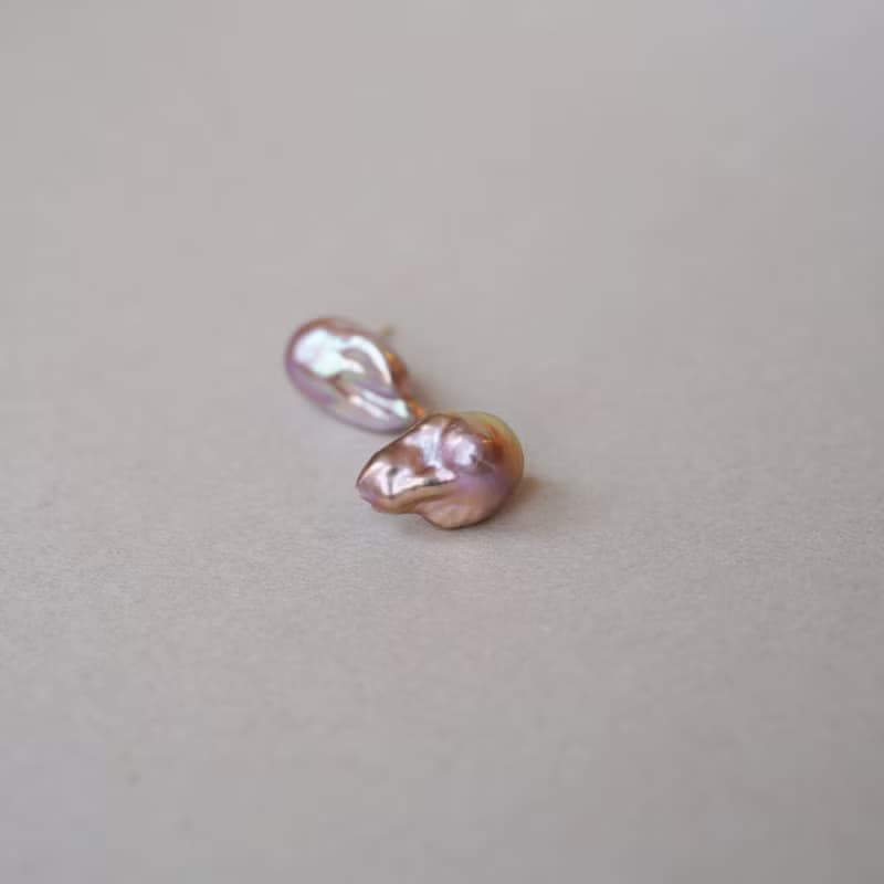 1点もの 　オイスターパールピアス PU