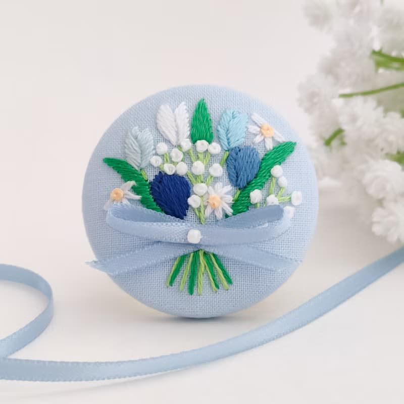 青いチューリップの花束刺繍ブローチor刺繍ヘアゴム