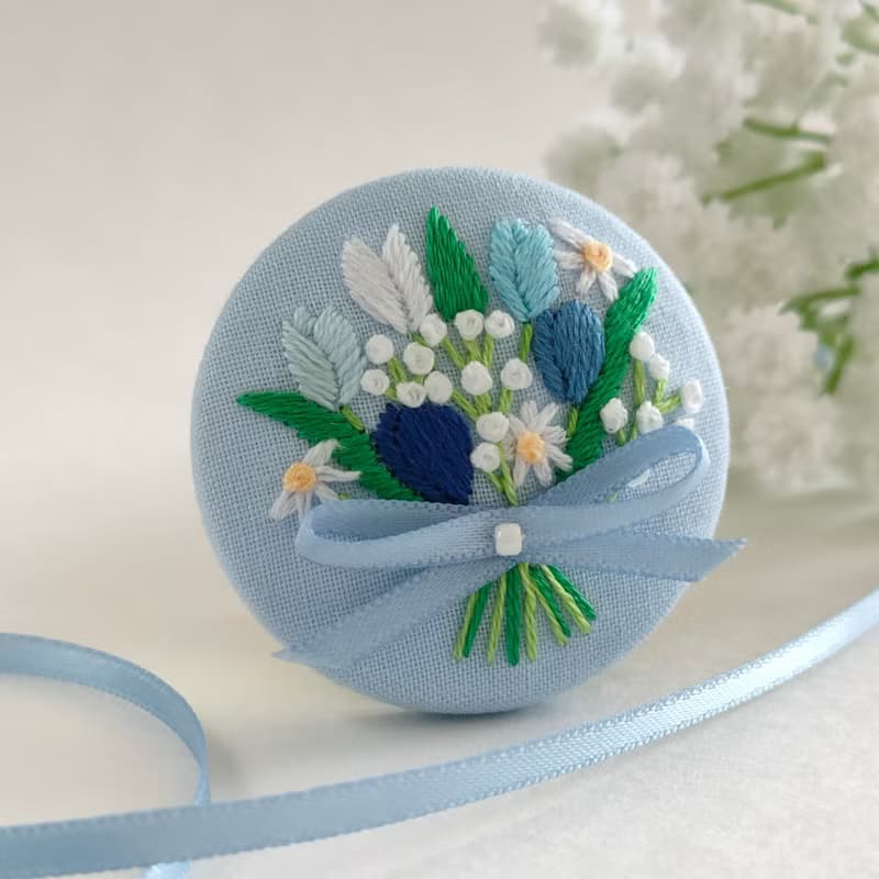 青いチューリップの花束刺繍ブローチor刺繍ヘアゴム