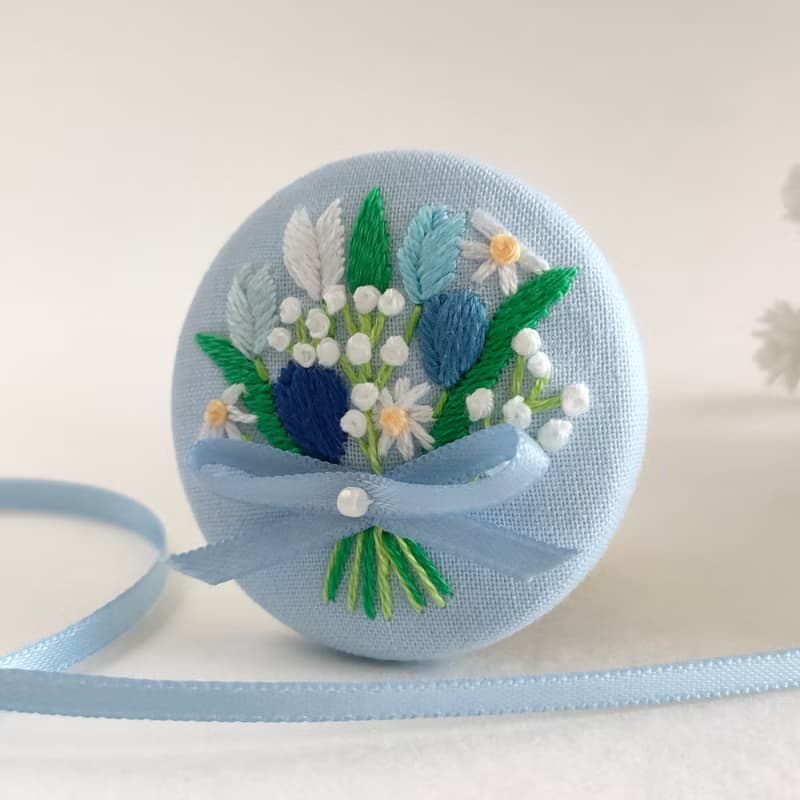 青いチューリップの花束刺繍ブローチor刺繍ヘアゴム