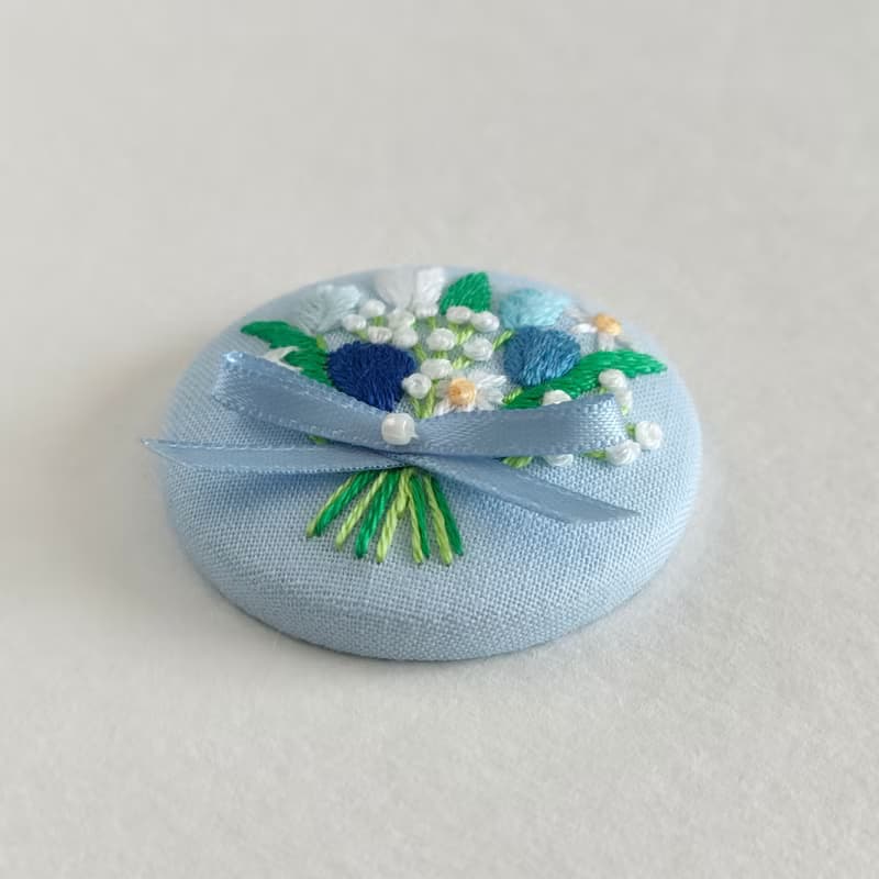 青いチューリップの花束刺繍ブローチor刺繍ヘアゴム