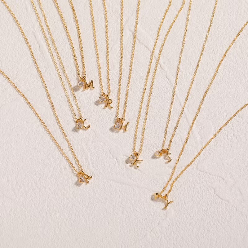 petit-initial necklace 【M】 ニッケルフリーネックレス 　小さなイニシャルをかたどったペンダントネックレス
