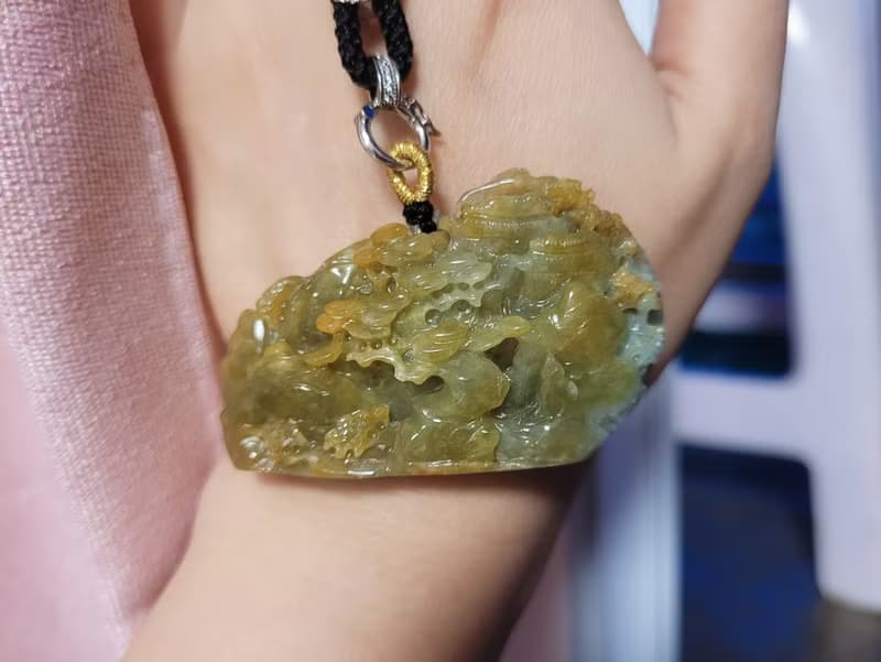 【親翠】天然翡翠 冰油極美黃翡山水 | 行走小金庫 | 金山戴著走