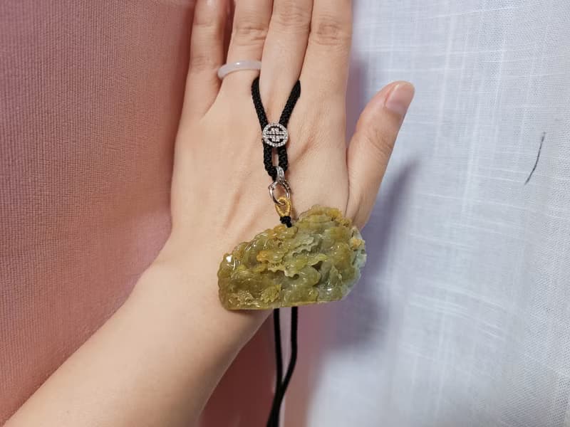 【親翠】天然翡翠 冰油極美黃翡山水 | 行走小金庫 | 金山戴著走