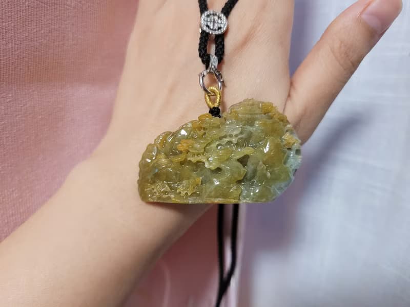 【親翠】天然翡翠 冰油極美黃翡山水 | 行走小金庫 | 金山戴著走