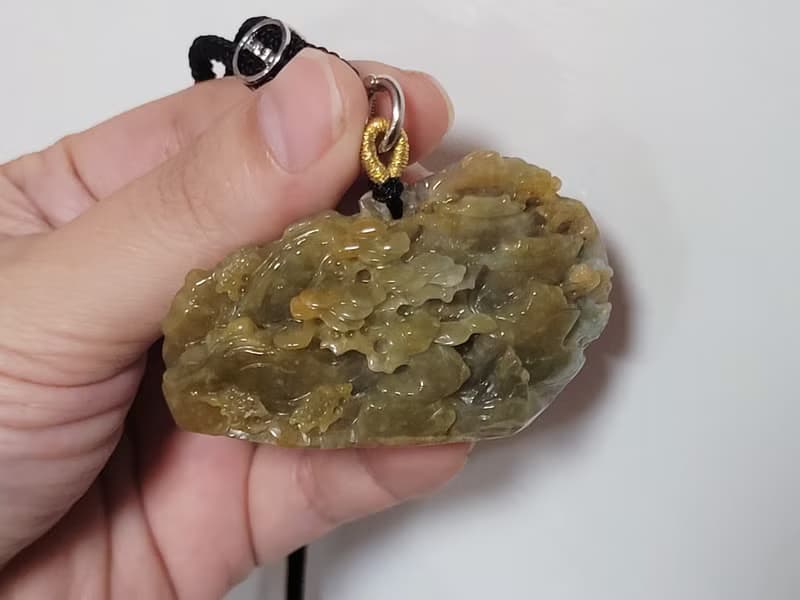 【親翠】天然翡翠 冰油極美黃翡山水 | 行走小金庫 | 金山戴著走