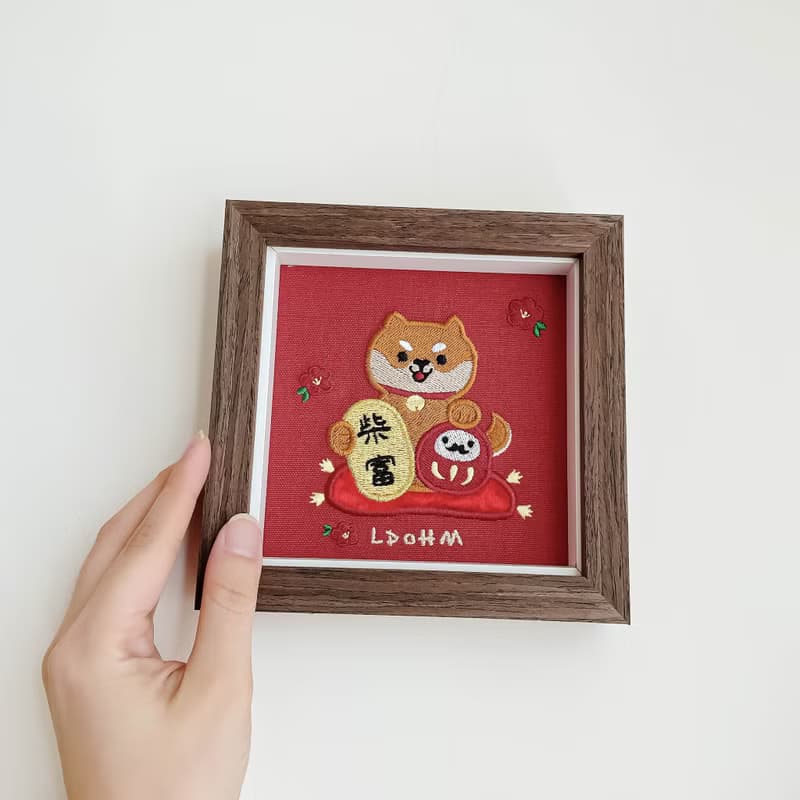 【柴富自由】微笑柴犬 刺繡畫|實木框|招柴納福 柴福圓滿