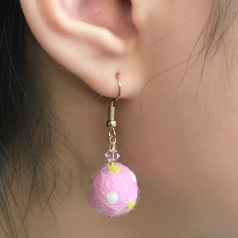 點點草莓 淺粉水晶 手作羊毛氈耳環 可改耳夾