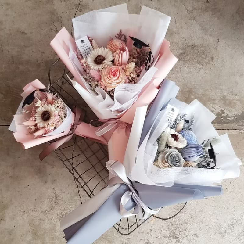 蓪草向日葵+鬱金香乾燥花束|畢業 生日 慶祝 學士帽| 粉黃藍