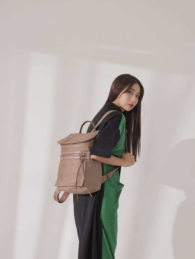 supportingrolestudio率性實用方形真皮後背包 亞咖啡