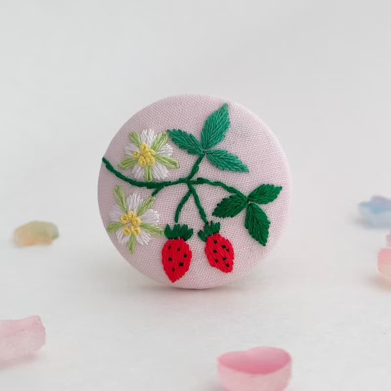 いちごといちごの花の刺繍ブローチor刺繍ヘアゴム
