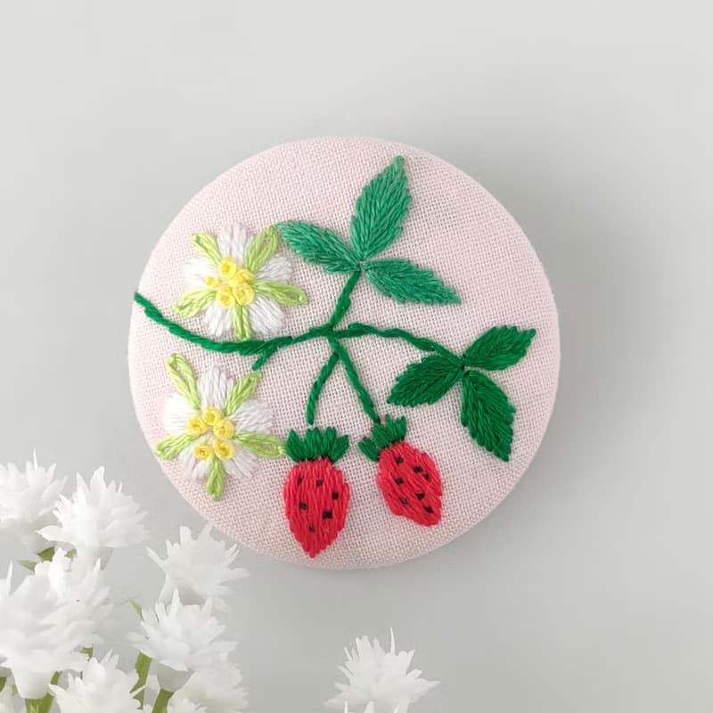 いちごといちごの花の刺繍ブローチor刺繍ヘアゴム
