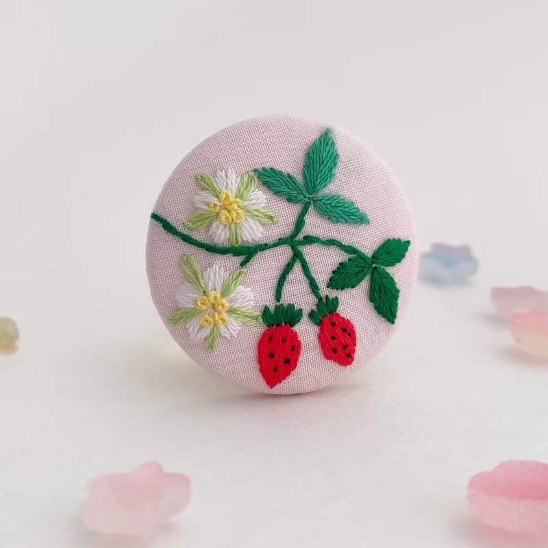 いちごといちごの花の刺繍ブローチor刺繍ヘアゴム