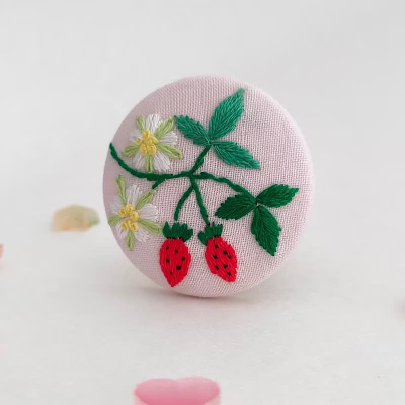 いちごといちごの花の刺繍ブローチor刺繍ヘアゴム