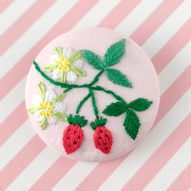 いちごといちごの花の刺繍ブローチor刺繍ヘアゴム