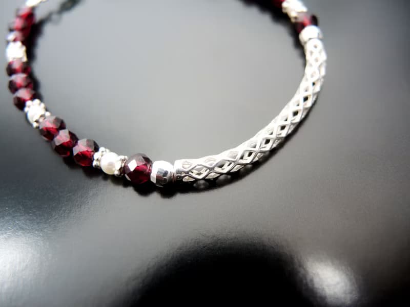 母親節禮盒-優雅刺客-頂級鑽切石榴石佐珍珠925純銀手鍊