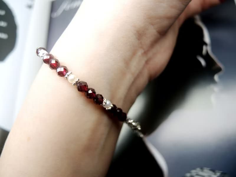 母親節禮盒-優雅刺客-頂級鑽切石榴石佐珍珠925純銀手鍊