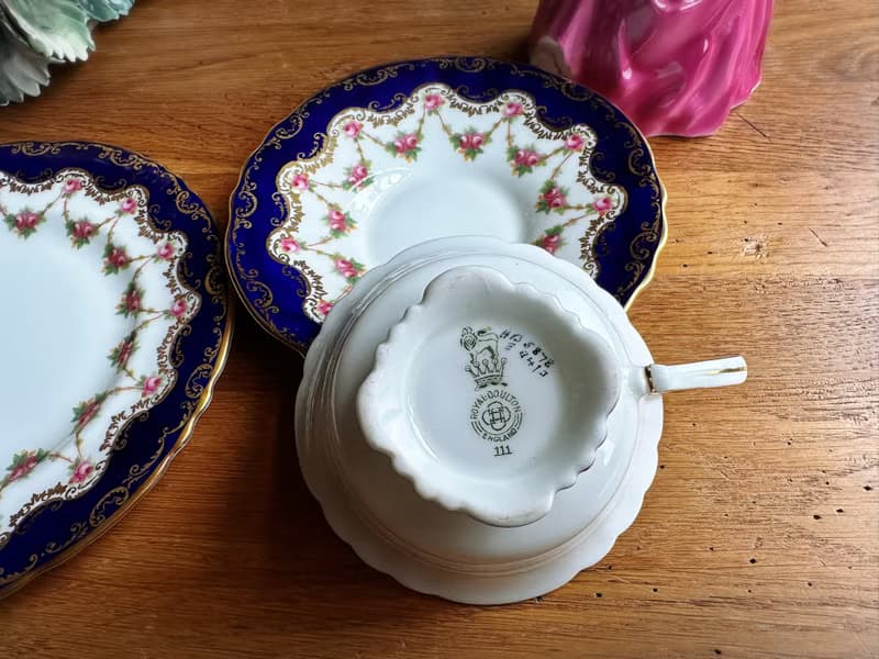 古董英國製Royal Doulton 華麗鈷藍描金粉紅玫瑰花卉骨瓷四重奏杯