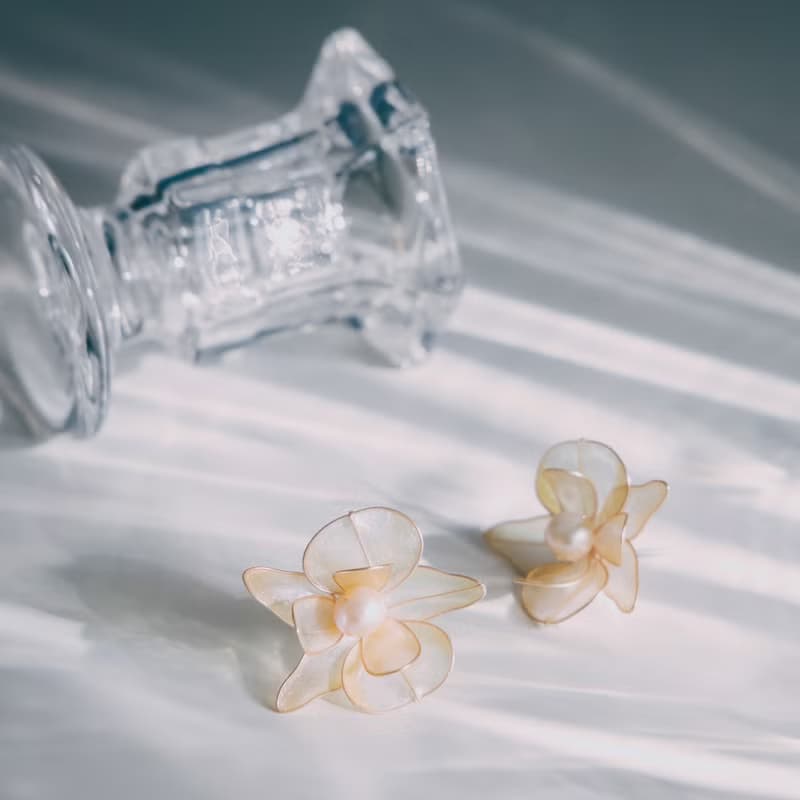 【蝴蝶蘭-淡鵝黃】貼耳式耳環 | 水晶花飾品 | 新娘飾品