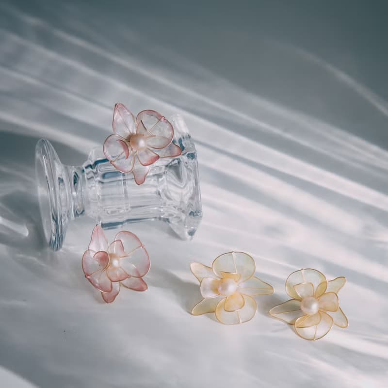 【蝴蝶蘭-淡鵝黃】貼耳式耳環 | 水晶花飾品 | 新娘飾品