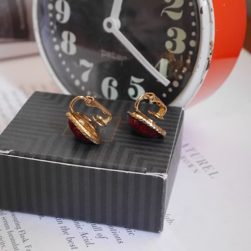 老又好古董珠寶 金色紅愛心琺瑯花夾式耳環 AVON C1144