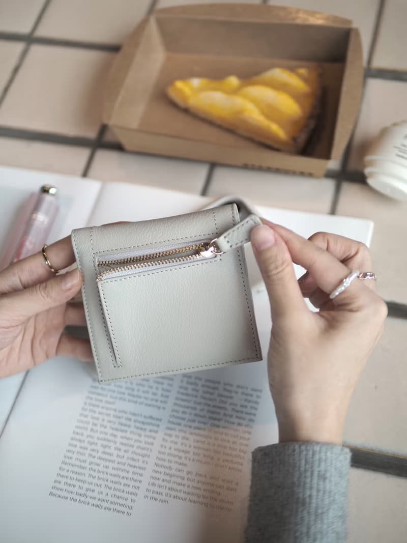 Hannah (Cloud) : Small leather short wallet, folded wallet, Mini wallet