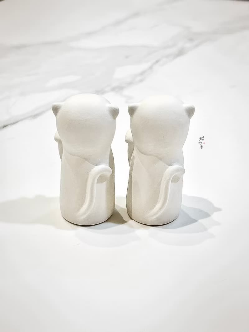 林函葦藝術白瓷印-粉彩招財貓 鑲嵌彩色寶石、描金