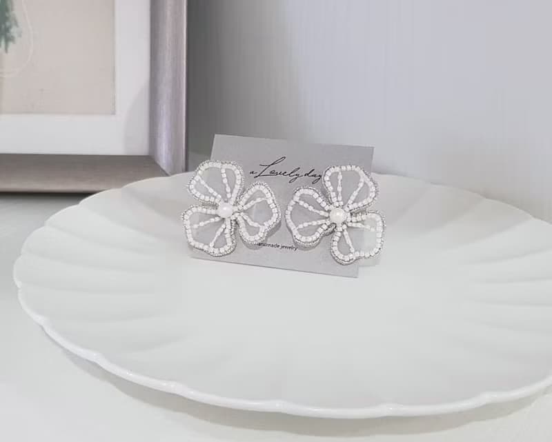 法式立體手作刺繡三瓣花耳環 雪花白