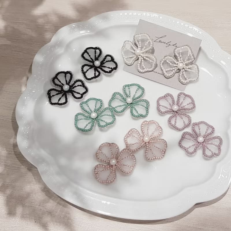 法式立體手作刺繡三瓣花耳環 雪花白