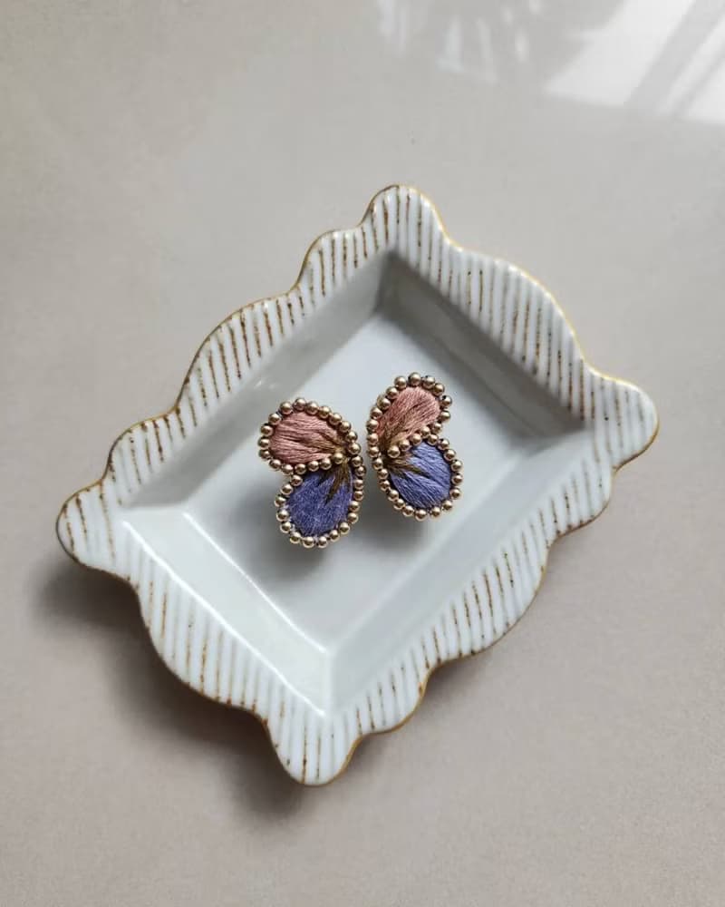 花燦蝶舞 - 粉紫蝴蝶刺繡耳環