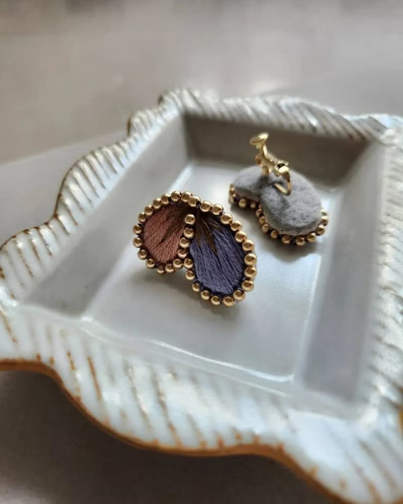花燦蝶舞 - 粉紫蝴蝶刺繡耳環