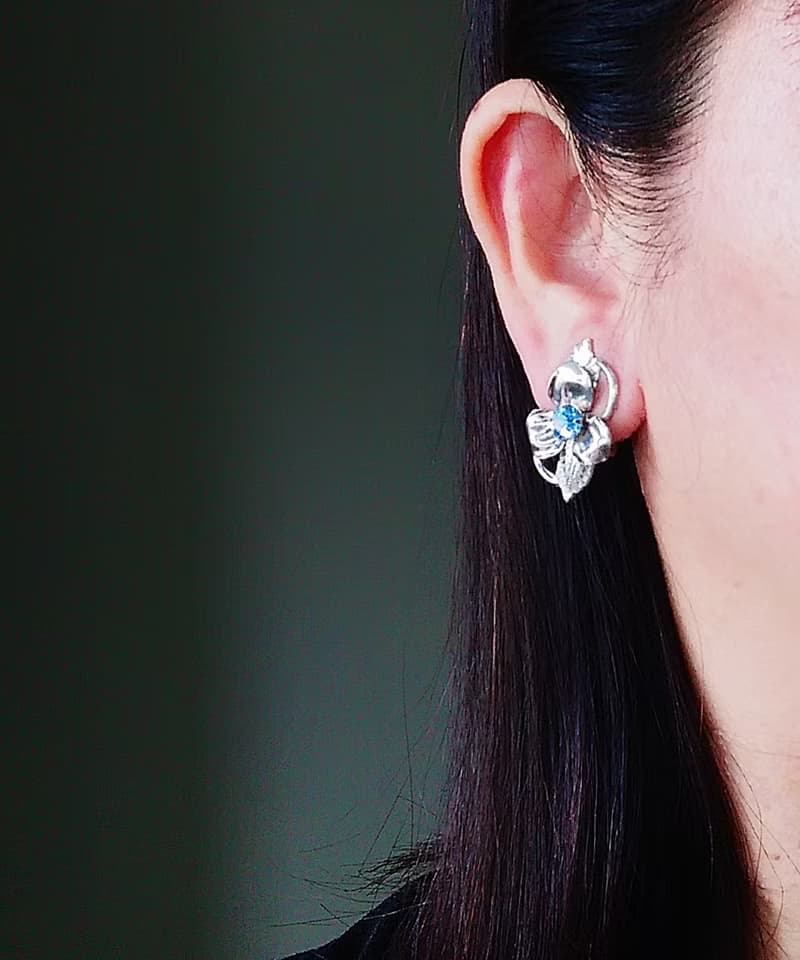 vintage jewelry  亮銀藍色萊茵蘭花 夾式耳環