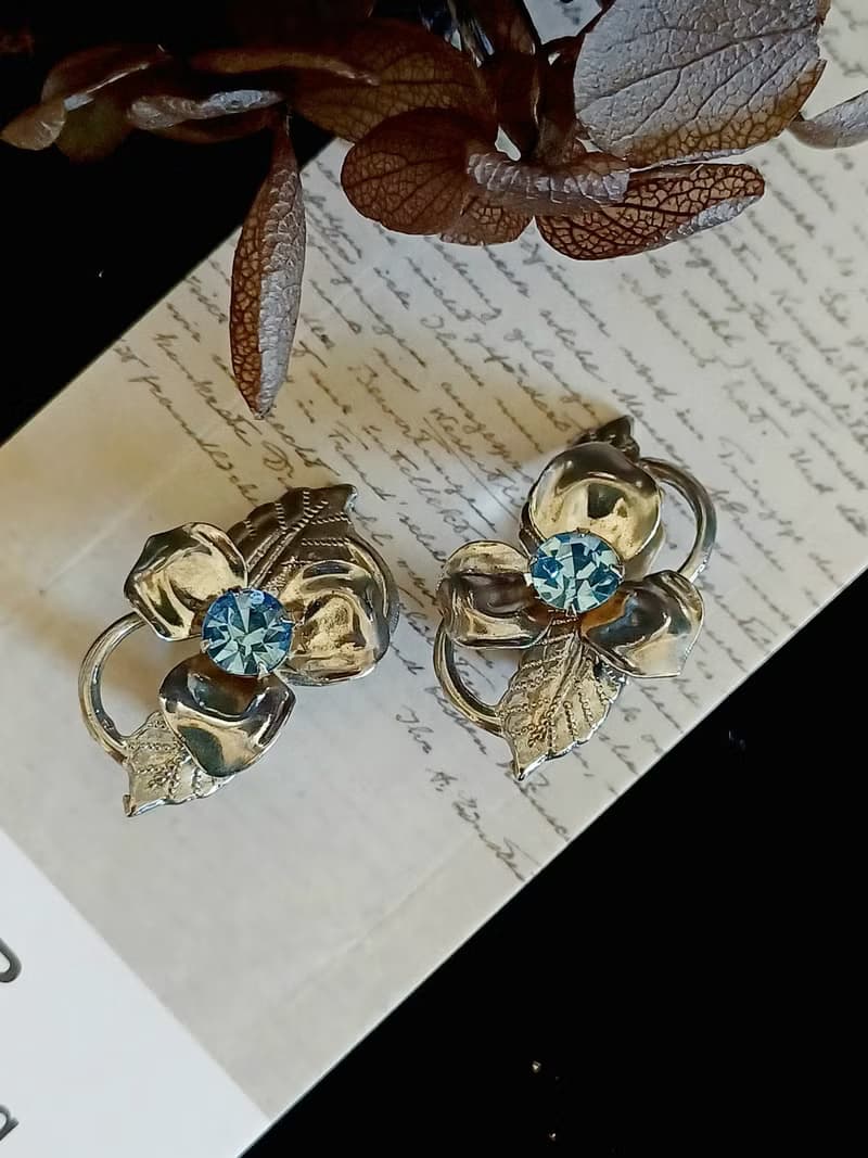 vintage jewelry  亮銀藍色萊茵蘭花 夾式耳環