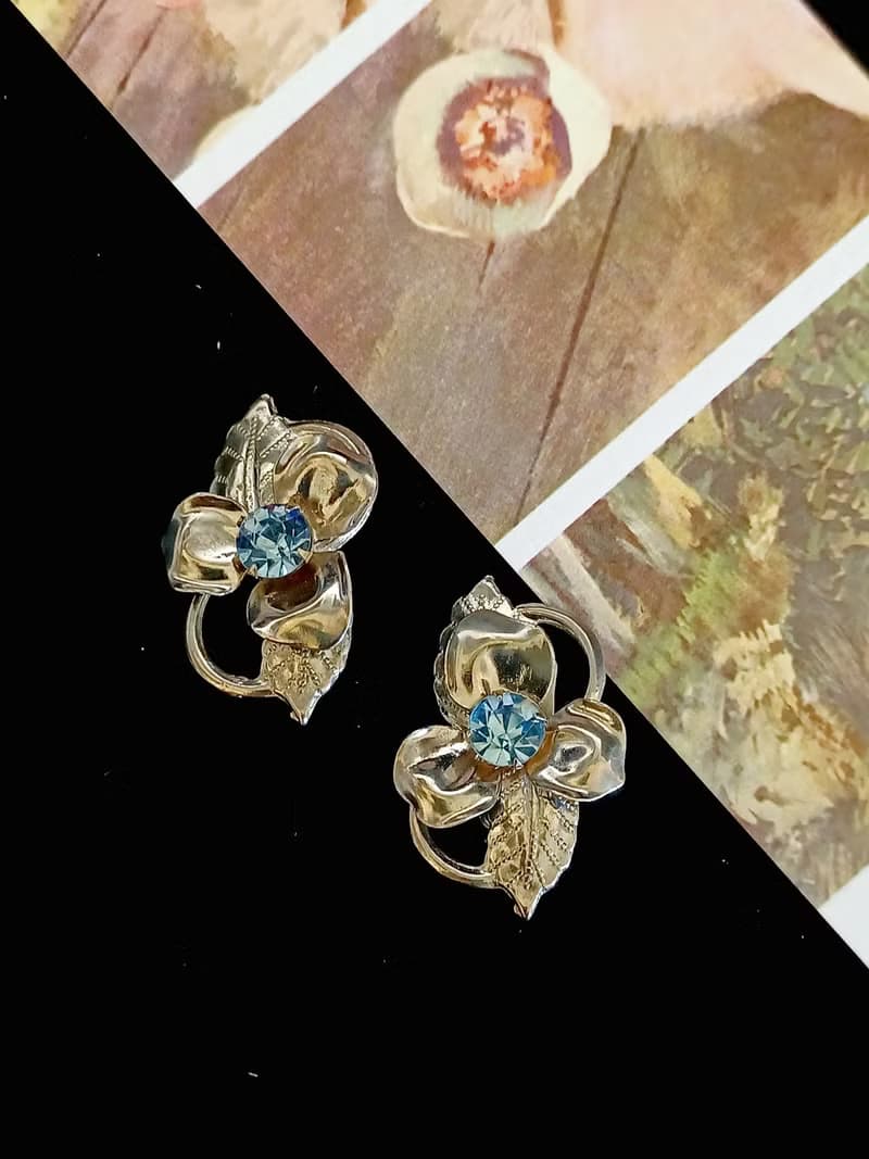 vintage jewelry  亮銀藍色萊茵蘭花 夾式耳環