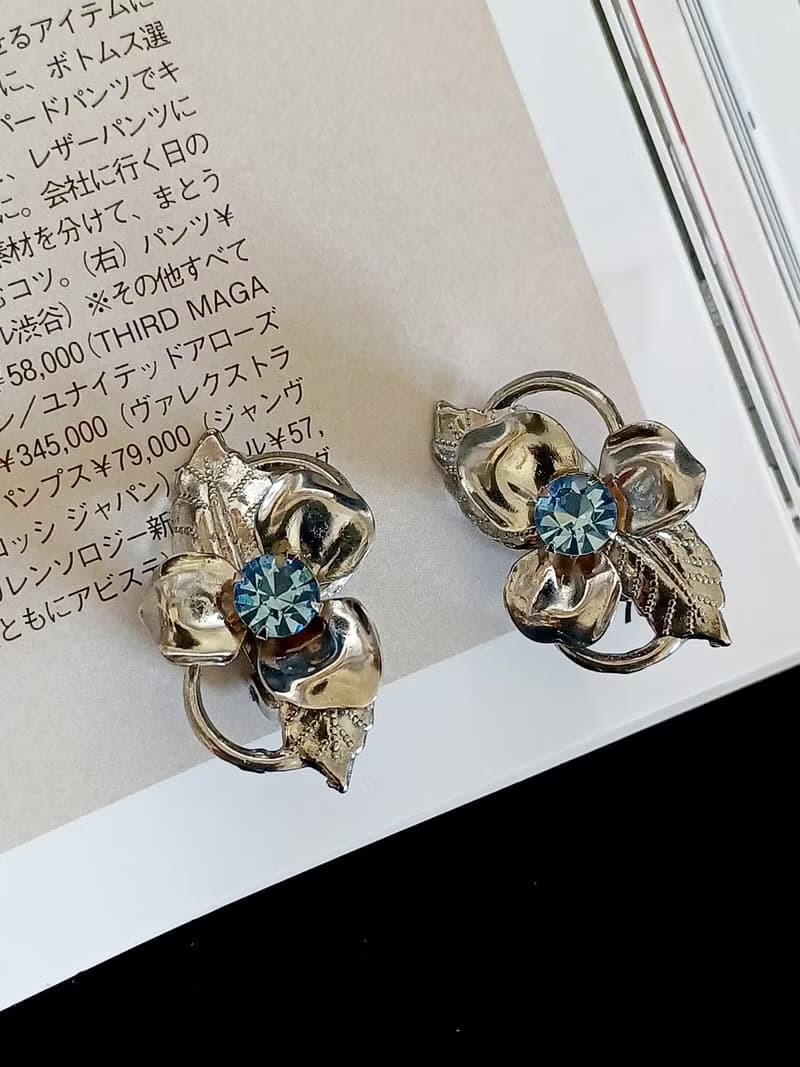 vintage jewelry  亮銀藍色萊茵蘭花 夾式耳環